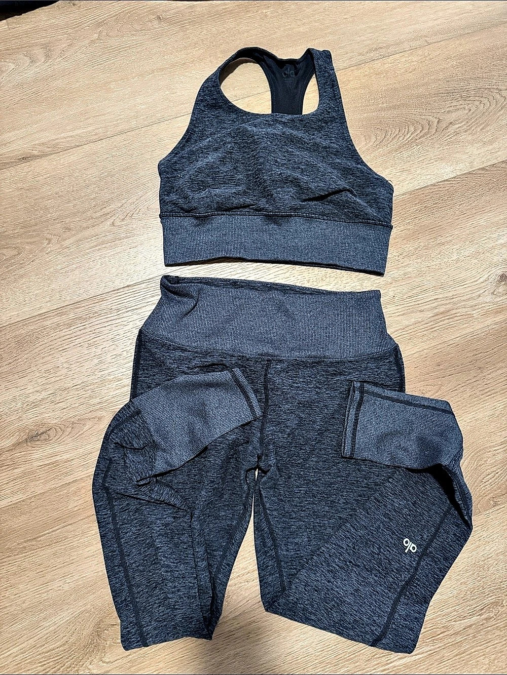 Alo Yoga Gray Athletic Two-Piece Set size medium